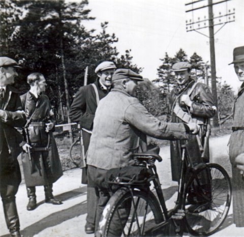 Adgangskontrol. Folkene bærer bl.a. Enfield-rifler